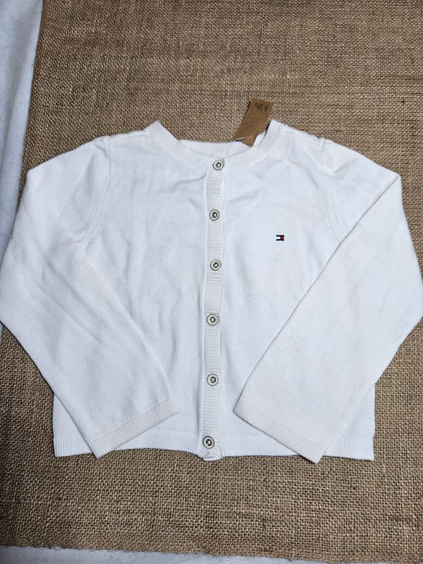 SACO DE HILO PARA NIÑA, COLOR BLANCO, MARCA TOMMY. TALLE 4. TIENE PEQUEÑA MANCHA EN UNA MANGA