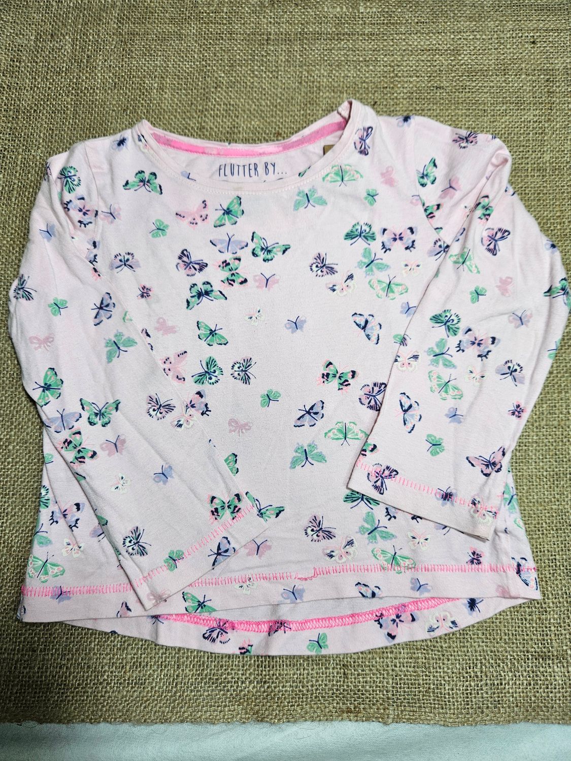 REMERA PARA NIÑA, EN ALGODON, MANGA LARGA, ROSA CON MARIPOSAS. TALLE 2-3