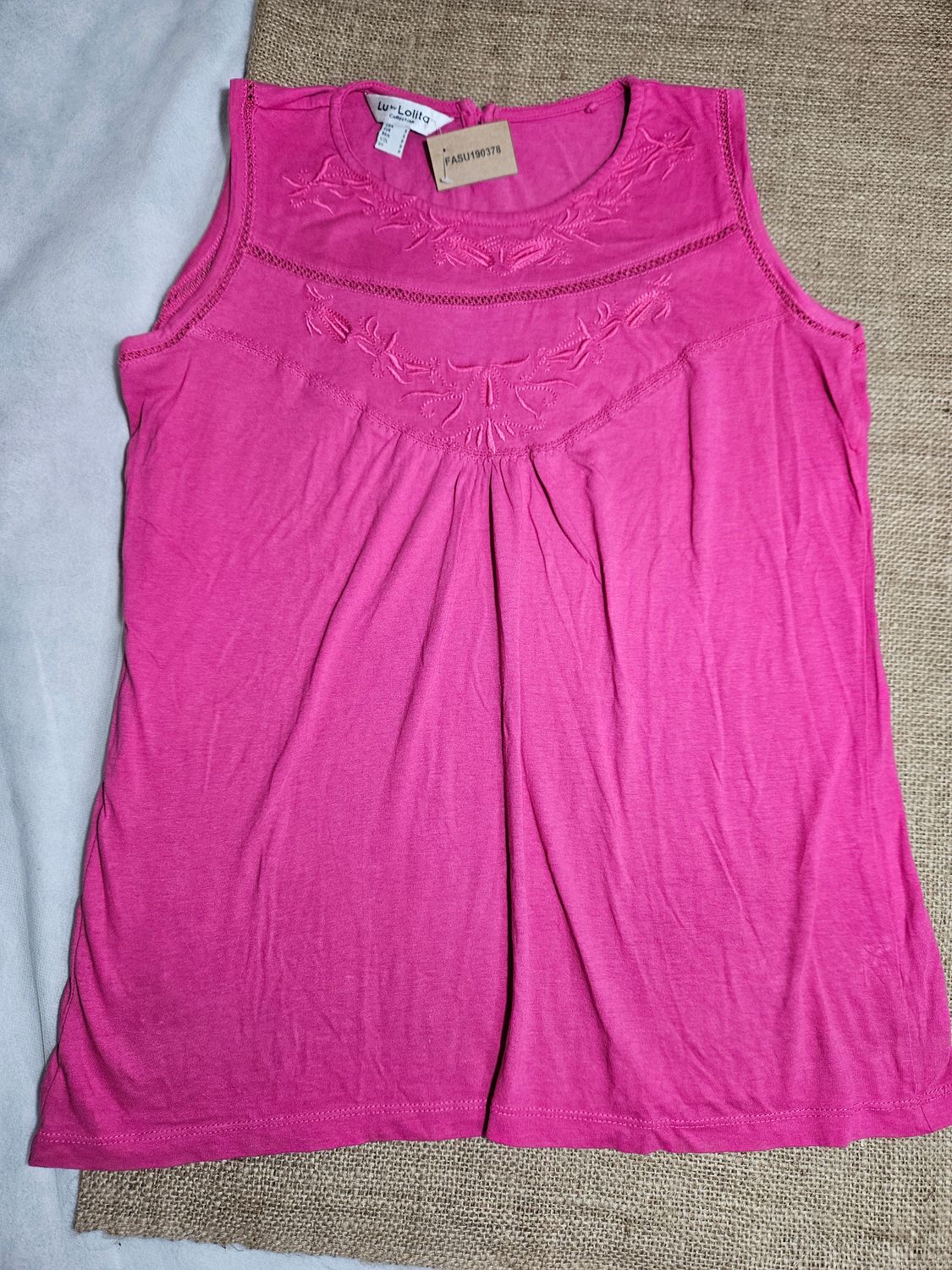 REMERA DE ALGODÓN, SIN MANGAS, PARA DAMA. CON BORDADO Y CALADO EN EL FRENTE. MARCA LOLITA. TALLE S. COLOR FUCCIA