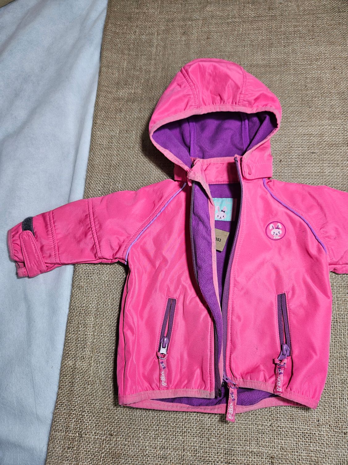 CAMPERA PARA NIÑA, IMPERMEABLE FORRADA EN POLAR. CON CAPUCHA DESMONTABLE. TALLE 6 MESES.