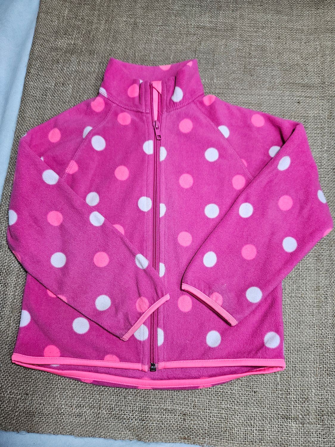 CAMPERA PARA NIÑA EN POLAR, FUCCIA CON LUNARES BLANCOS. MARCA HYM. TALLE 3-4 AÑOS