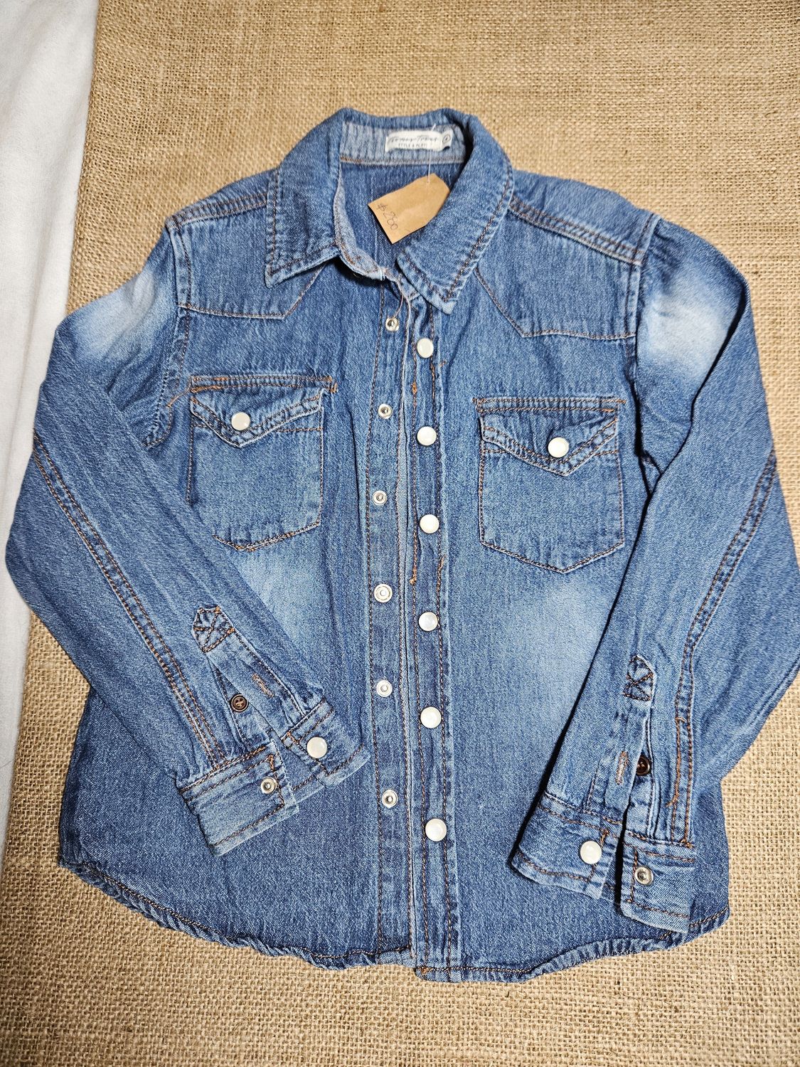 CAMISA DE JEAN PARA NIÑO, MANGA LARGA, TALLE 4. MARCA THOMAS TRENT. IMPECABLE