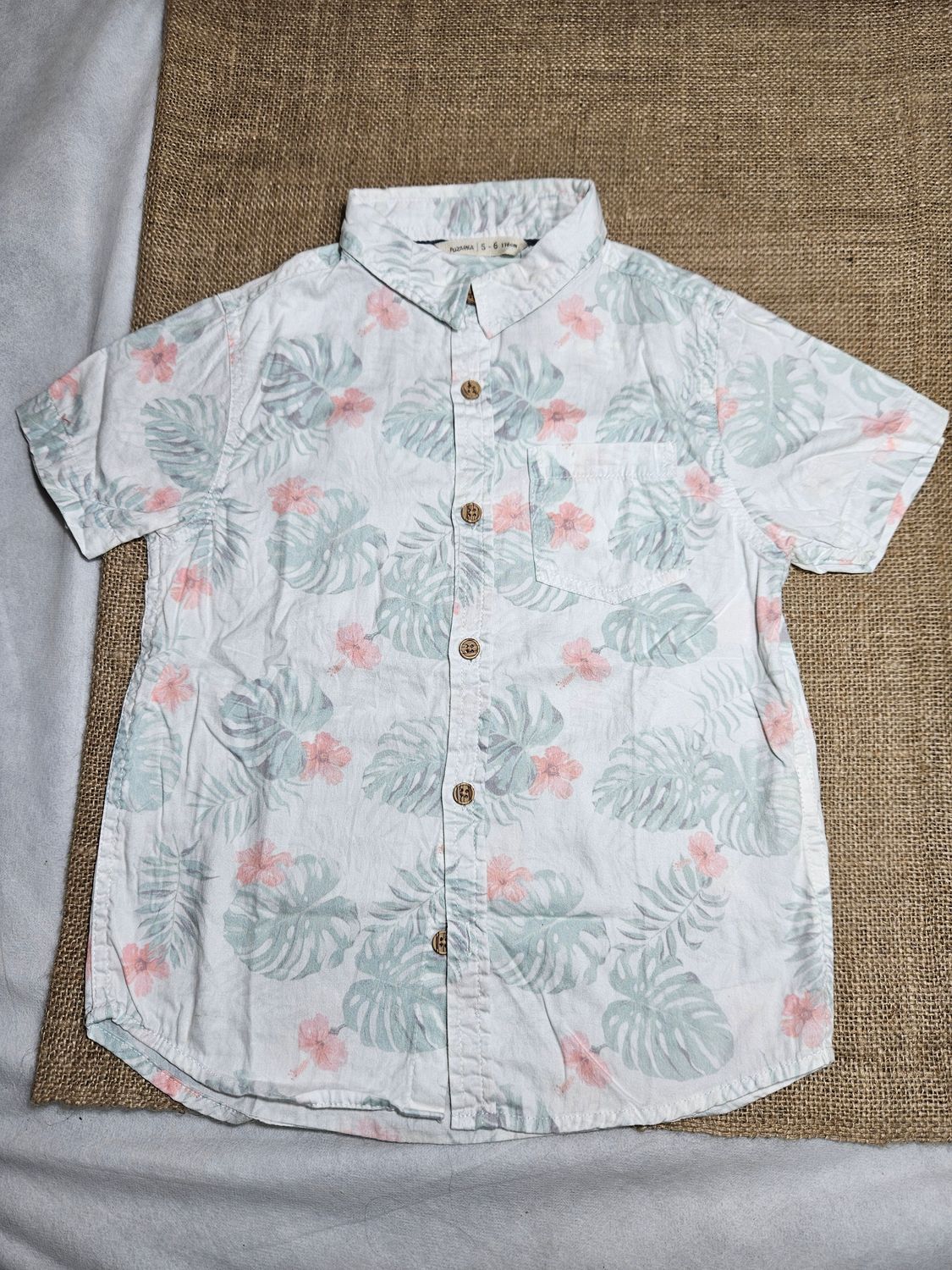 CAMISA PARA NIÑO, MANGA CORTA, FLOREADA. MARCA FUZARKA. TALLE 5-6. EXCELENTE ESTADO