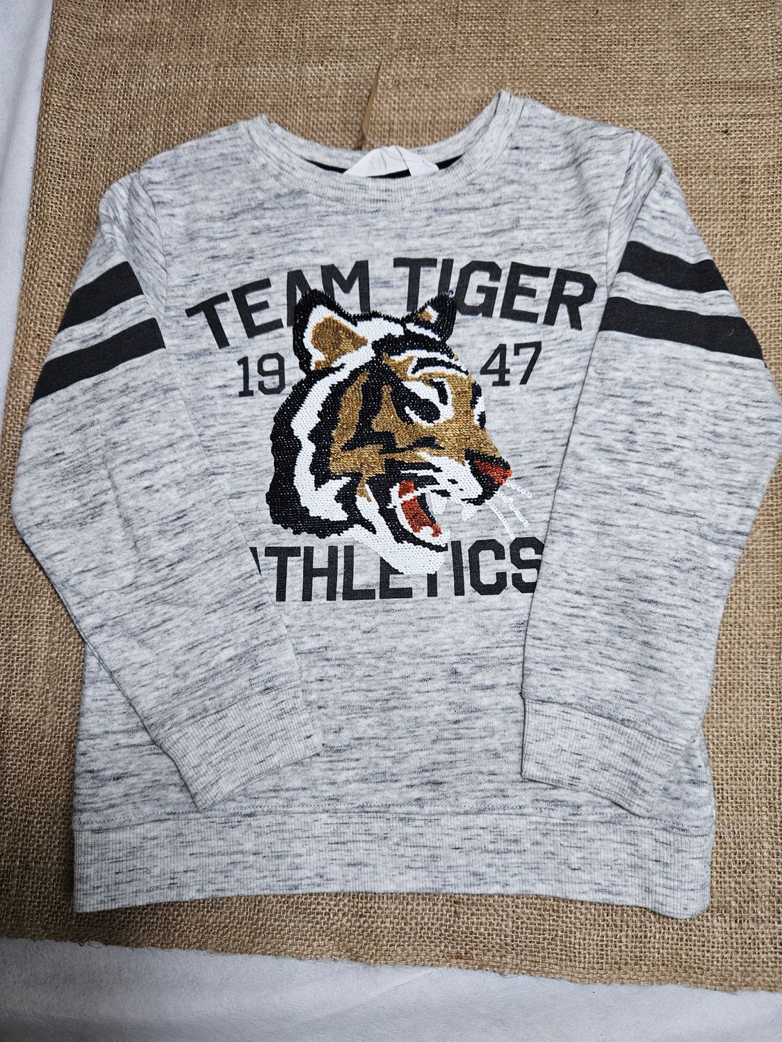 BUZO DE ALGODÓN, PARA NIÑO, MANGA LARGA, CON DISEÑO DE TIGRE EN LENTEJUELAS. TALLE 5-6. MARCA HYM.