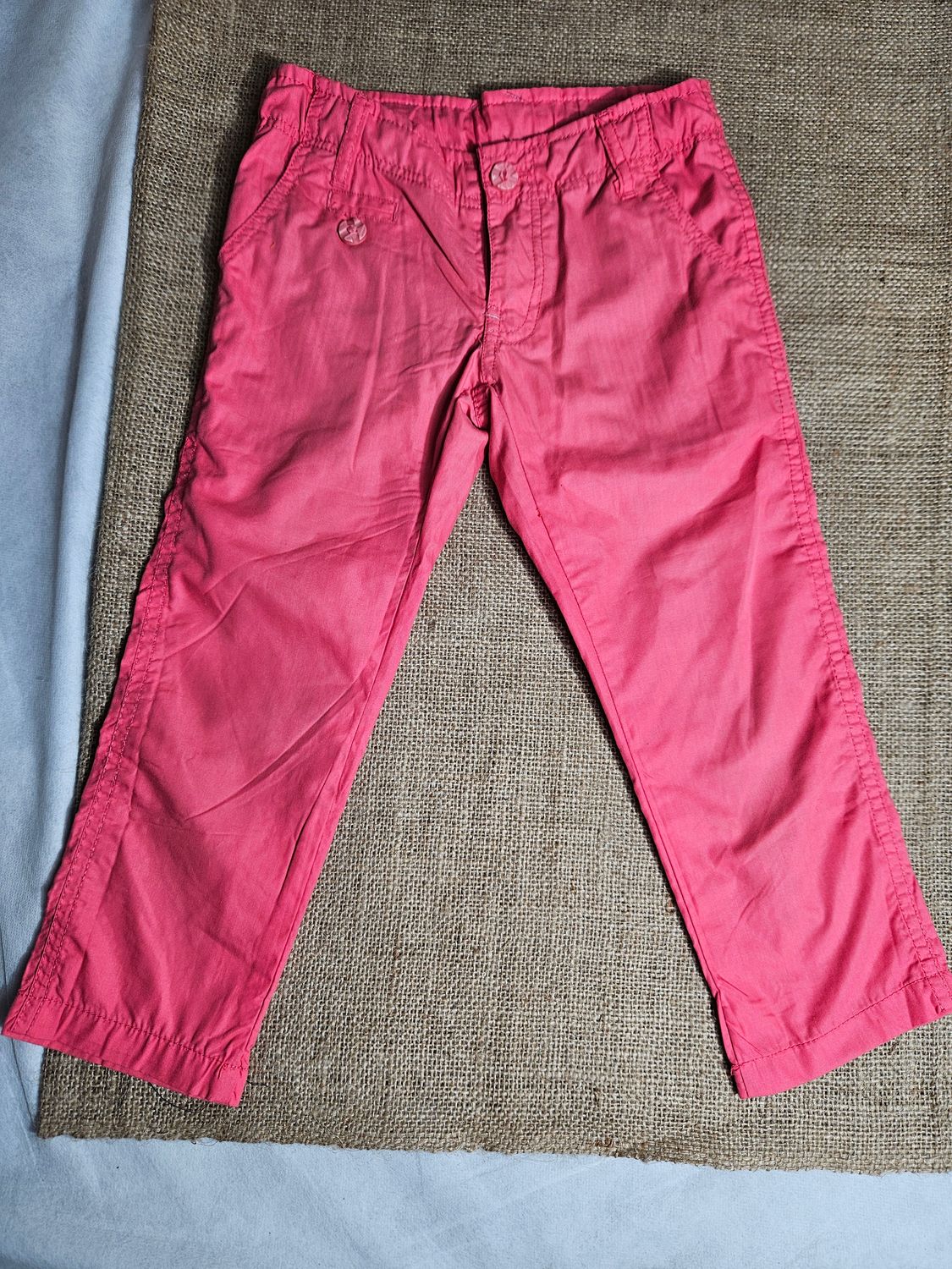 PANTALÓN PARA NIÑA, TELA FINA, CON BOLSILLOS. COLOR ROSA FUERTE, MARCA PRAVO. TALLE 2