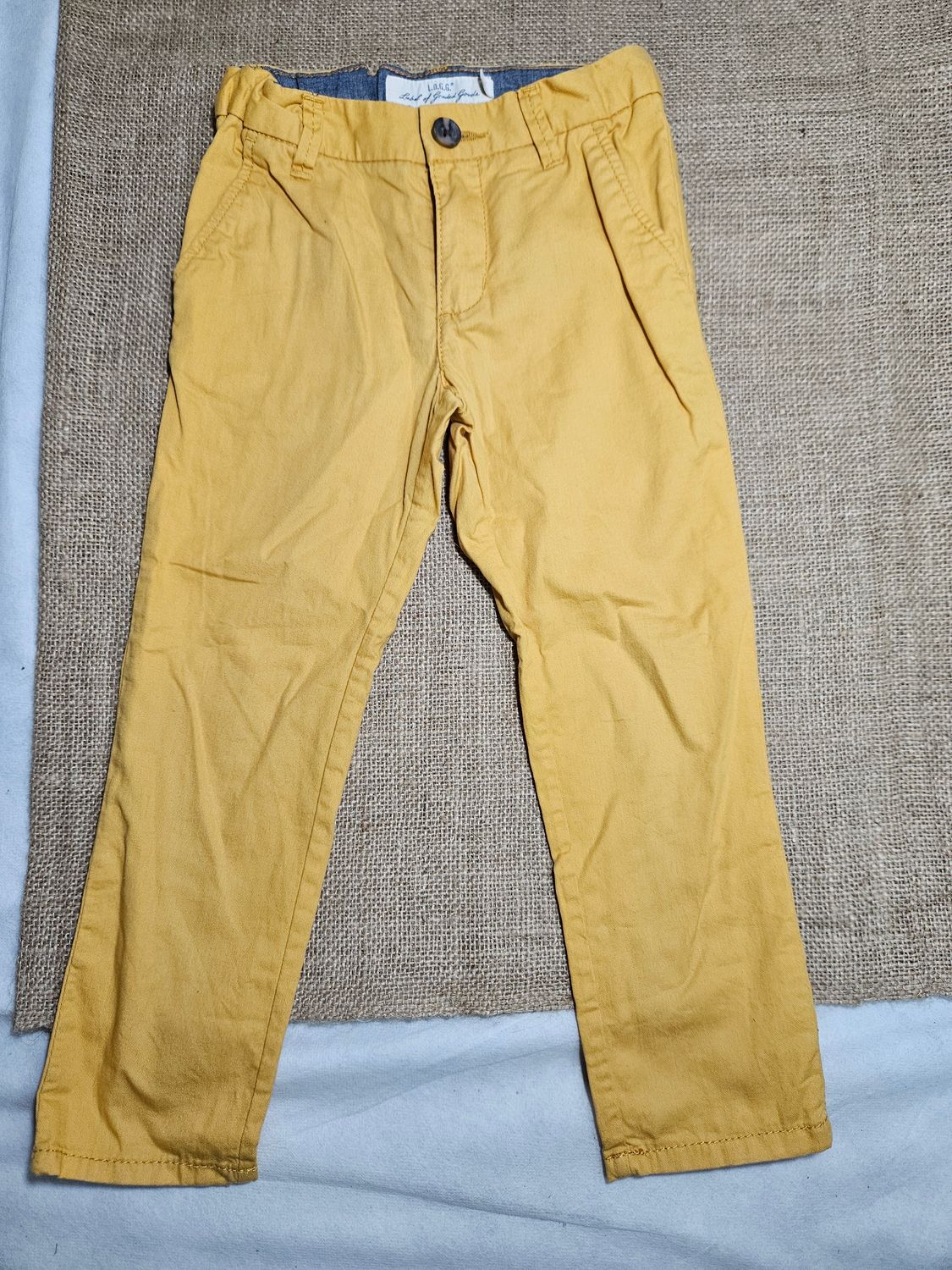 PANTALÓN PARA NIÑO, COTTON FINO, COLOR MOSTAZA, CON BOLSILLOS Y PRETINA AJUSTABLE. MARCA HYM. TALLE 3-4. IMPECABLE