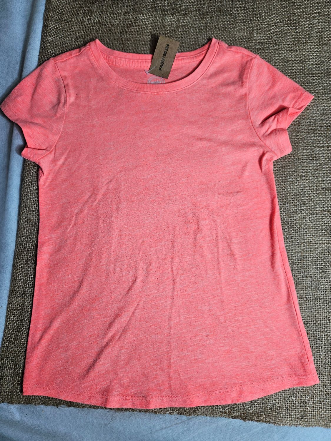 REMERA DE ALGODÓN, PARA NIÑA, MANGA CORTA. COLOR SALMÓN. TALLE 6