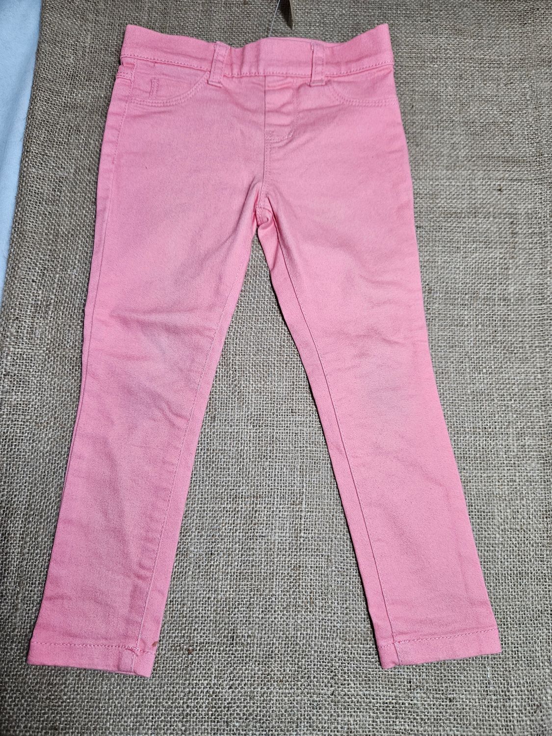 LEGGIN PARA NIÑA, DE JEAN ELASTIZADO, COLOR SALMÓN. TALLE 2-3. CON USO