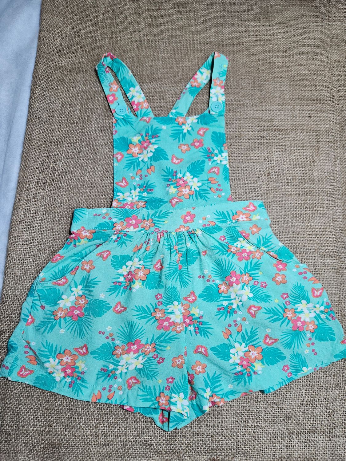 ENTERITO PARA NIÑA, EN TELA FINA, FLOREADO, MARCA HYT. TALLE 3