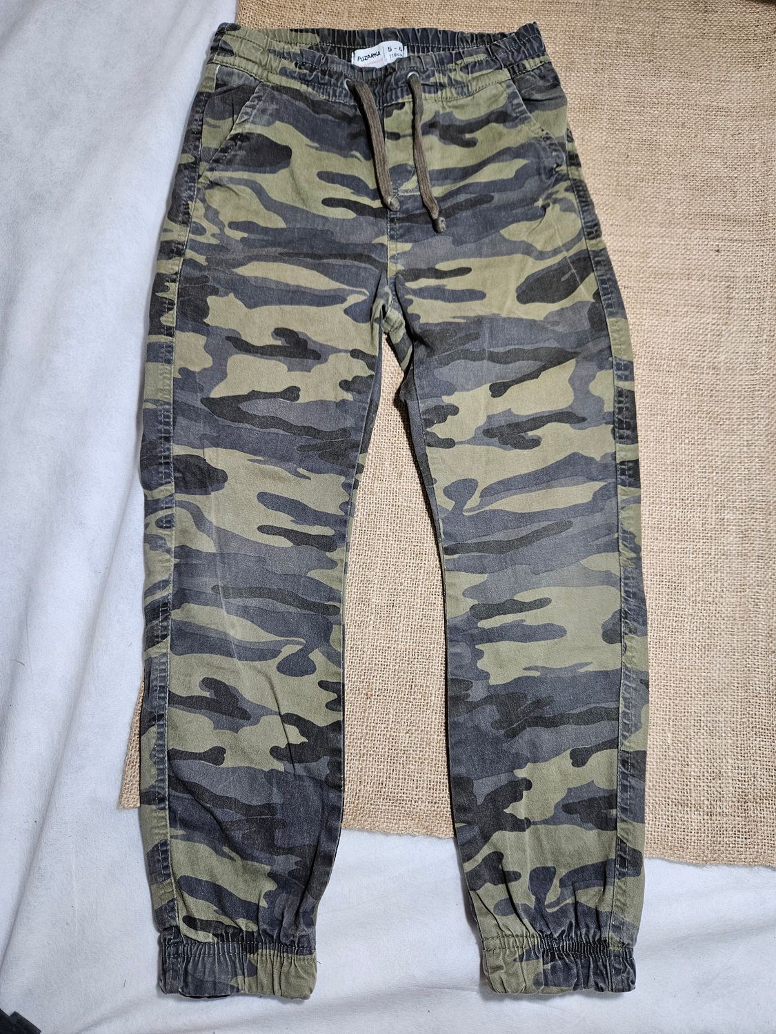 PANTALÓN TIPO BABUCHA, PARA NIÑO, CAMUFLADA, MARCA FUZARKA, TALLE 5-6
