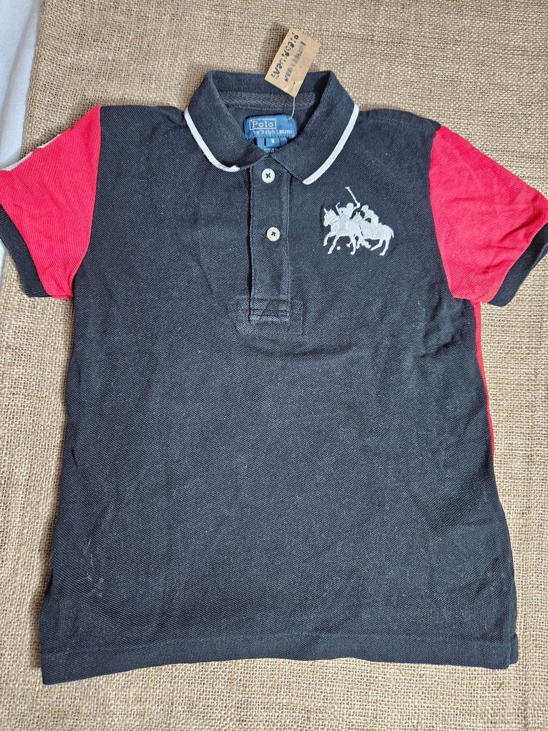 REMERA EN PIQUE PARA NIÑO, MANGA CORTA, NEGRA Y ROJA. MARCA POLO. TALLE 5