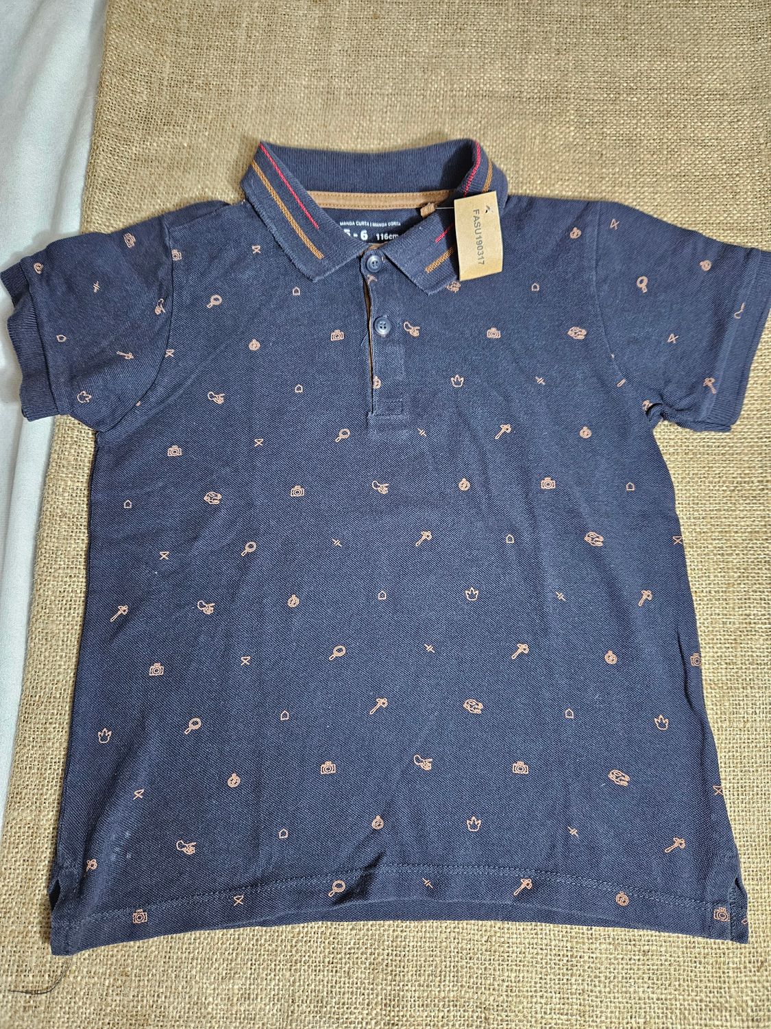 REMERA EN PIQUE PARA NIÑO, MANGA CORTA, MARCA FUZARKA, TALLE 5-6. AZUL CON DISEÑOS EN MARRÓN.