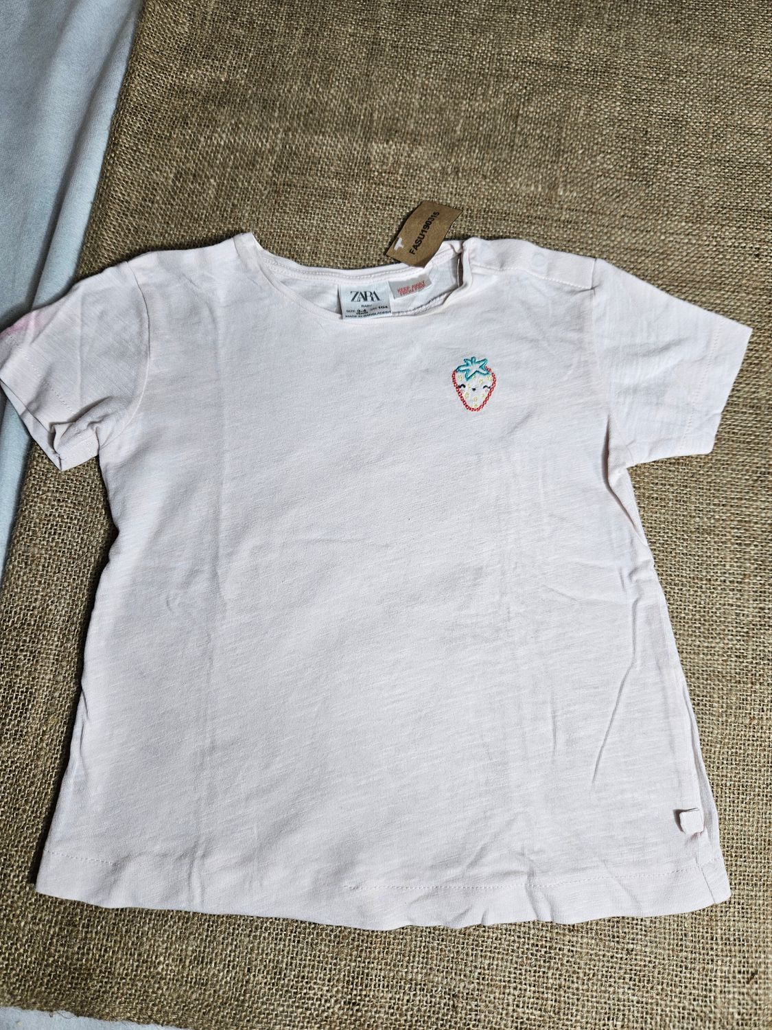REMERA DE ALGODÓN, MANGA CORTA, PARA NIÑA, ROSADA, CON BORDADO DE FRUTILLA. MARCA ZARA, TALLE 3-4