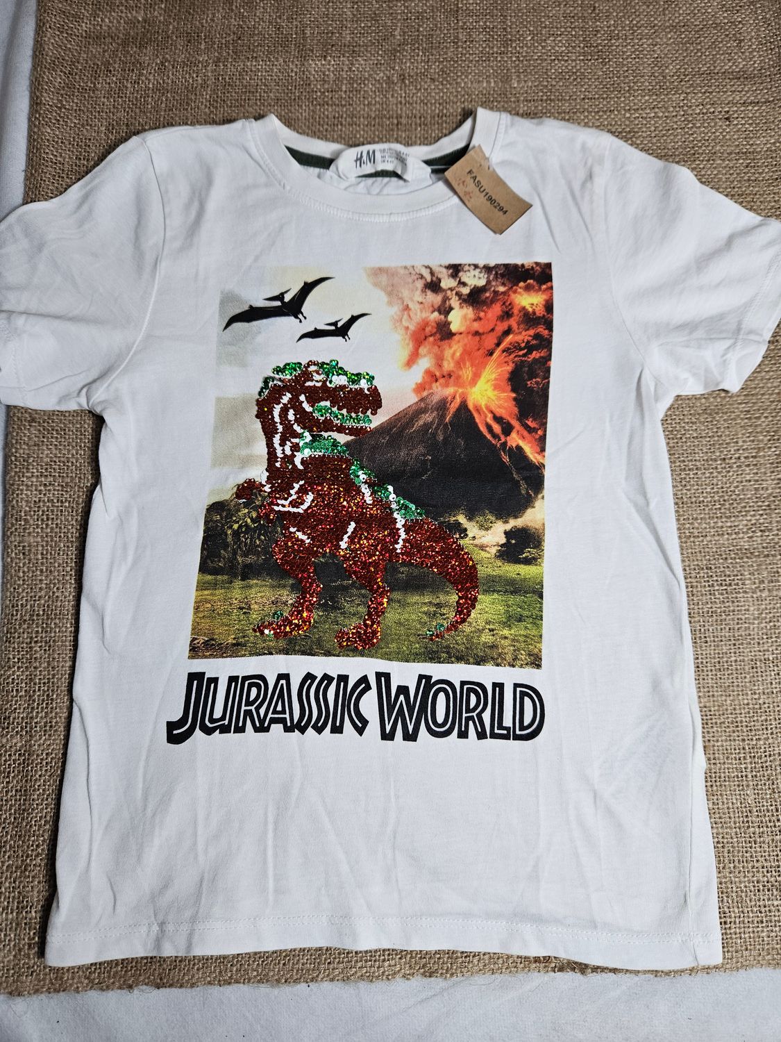 REMERA DE ALGODÓN, MANGA CORTA, PARA NIÑO, MARCA HYM, CON DISEÑO DINOSAURIO EN LENTEJUELAS. TALLE 4-6