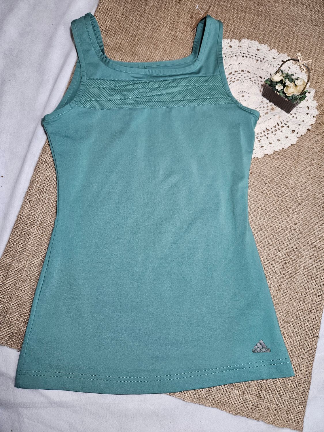 MUSCULOSA PARA DEPORTE, DE DAMA. COLOR VERDE. MARCA ADIDAS. TALLE P.