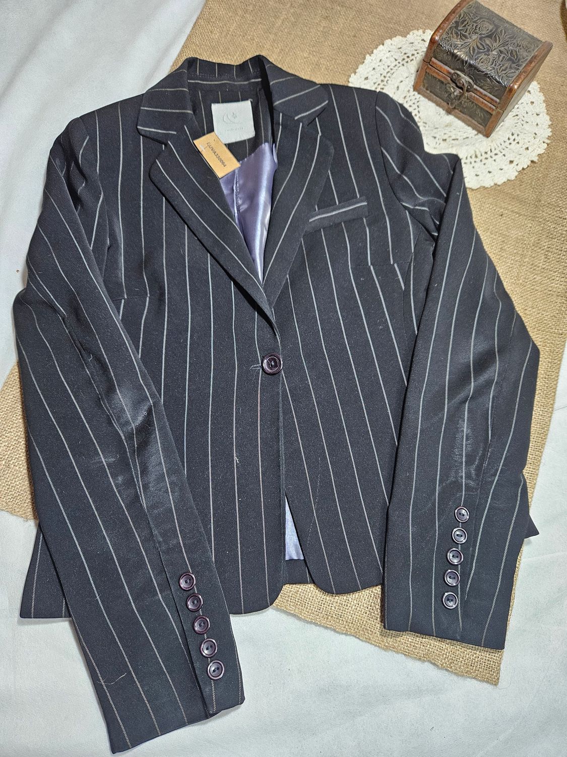 BLAZER PARA DAMA, NEGRO CON LINEAS FINAS NEGRAS. UN BOTÓN. SIN BOLSILLOS. TALLE XS