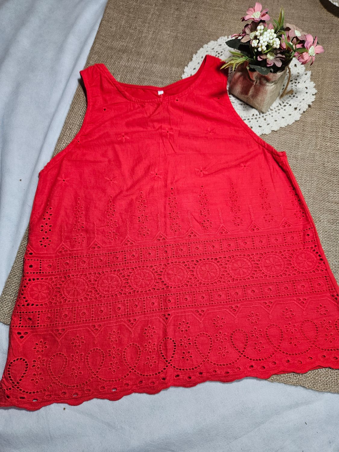 BLUSA MUSCULOSA PARA DAMA, FRENTE DE CRUNI, ESPALDA DE ALGODÓN. COLOR ROJO. TALLE S/M. IMPECABLE