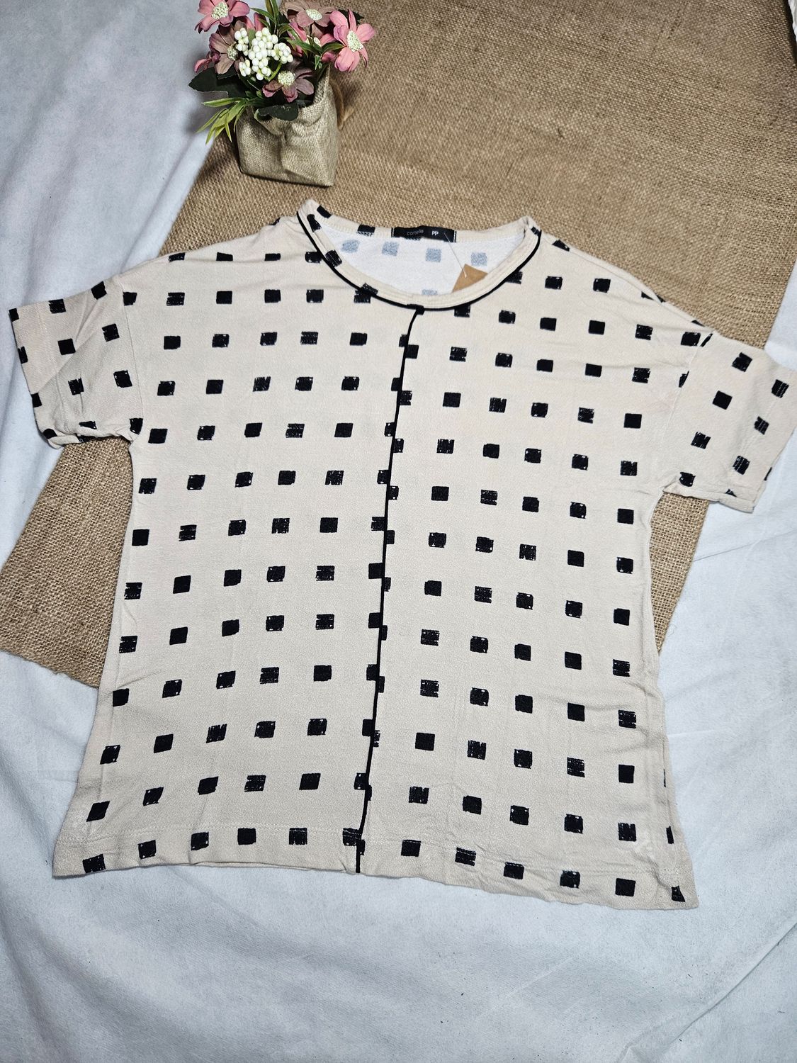 REMERA PARA DAMA, MANGA CORTA, BEIGE CON ESTAMPAS DE CUADRADOS NEGROS. MARCA CORTELLE (RENNER), TALLE PP.
