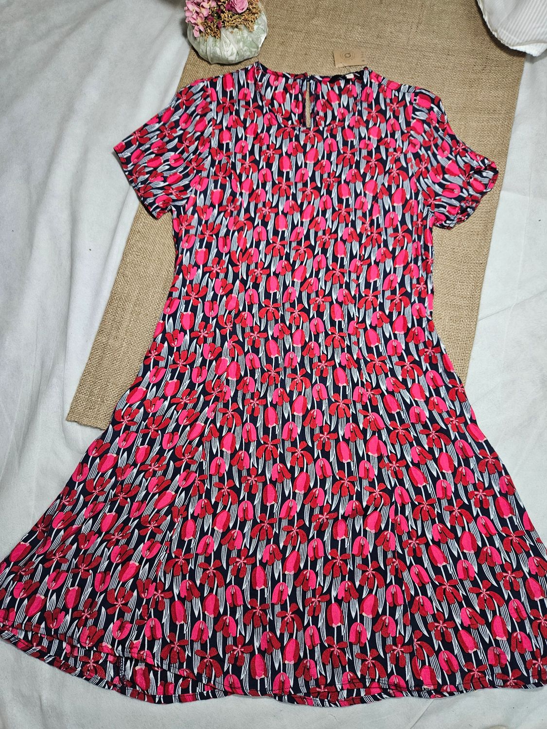 VESTIDO PARA DAMA, MANGA CORTA, EN FIBRANA, CON LAZO EN CINTURA. ESTAMPADO CON TULIPANES ROJOS Y FUCCIAS. MARCA ALLIE, TALLE M.