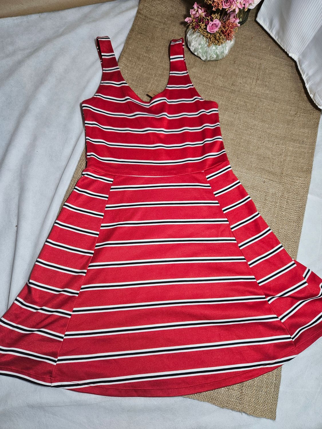VESTIDO PARA DAMA, MUSCULOSA, FALDA EVASE, RAYADO ROJO BLANCO Y NEGRO. MARCA HYM. TALLE 38