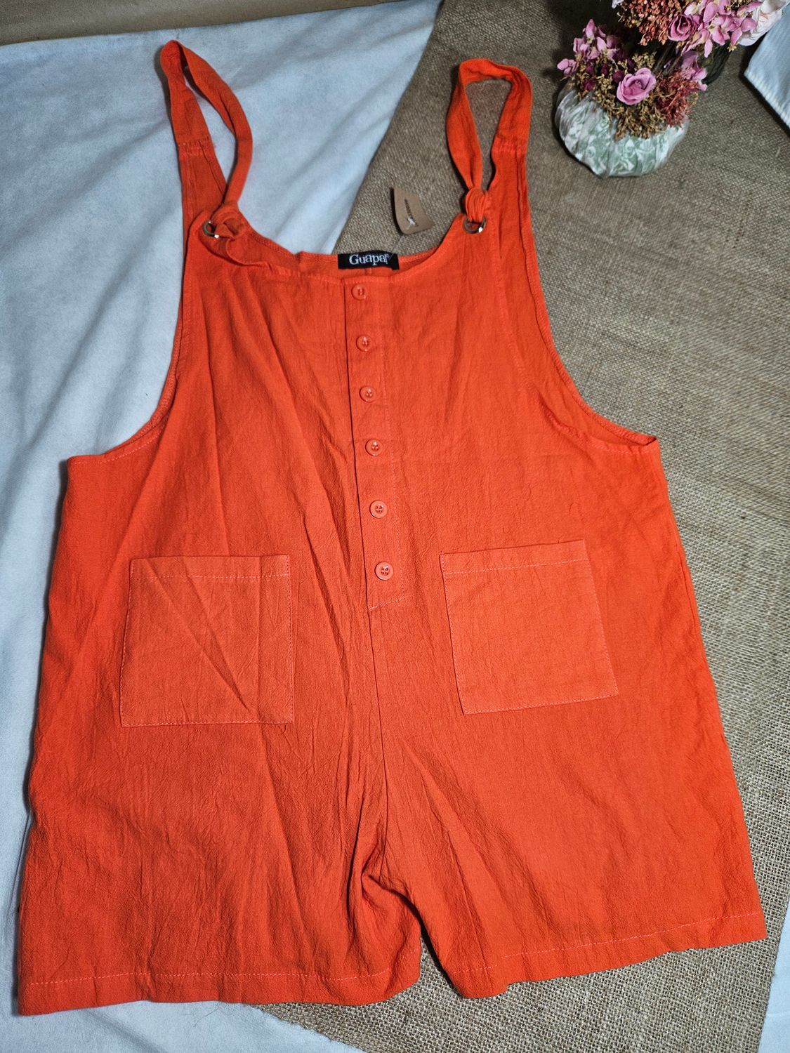 ENTERITO MONO PARA DAMA, SHORT, CON BOLSILLOS. EN TELA ESTILO LINO, COLOR NARANJA, TALLE S GRANDE (M)
