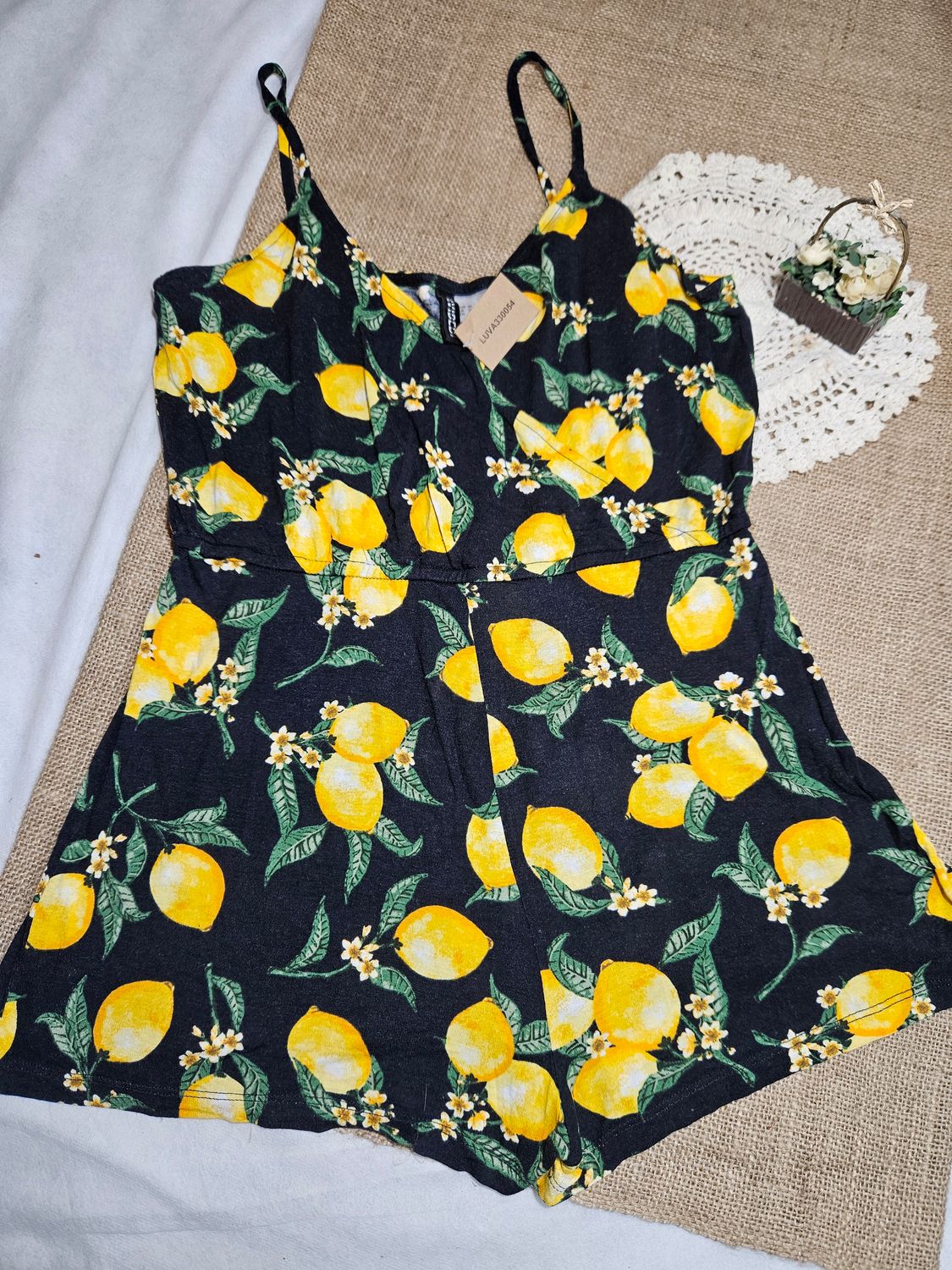 ENTERITO MONO PARA DAMA, MUSCULOSA Y SHORT, EN ALGODÓN FINO. ESTAMPADO NEGRO Y AMARILLO. TALLE 40. MARCA HYM.