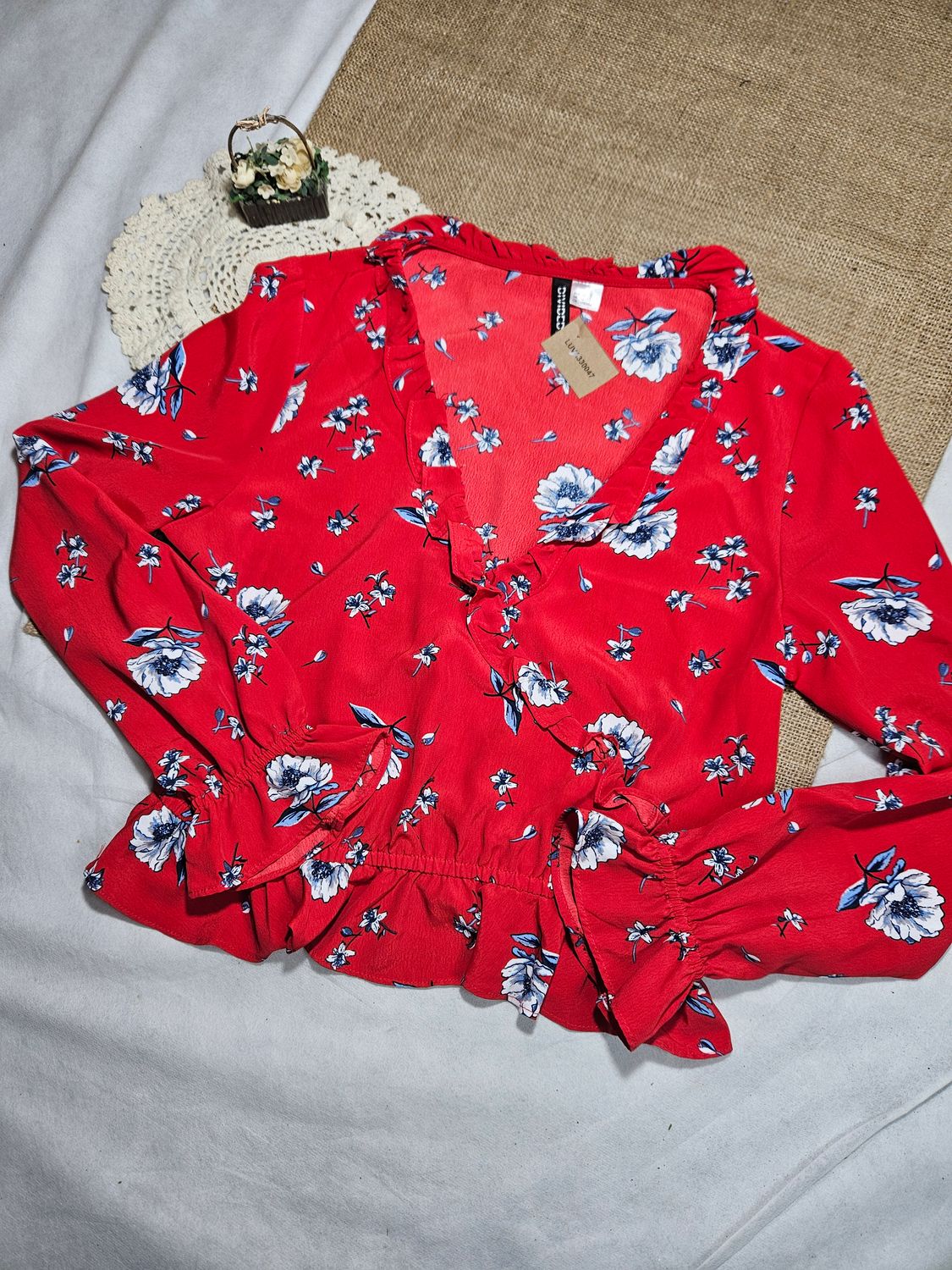 BLUSA PARA DAMA, MANGA LARGA, CON VOLADOS. ROJA ESTAMPADA CON FLORES. MARCA HYM . TALLE 40