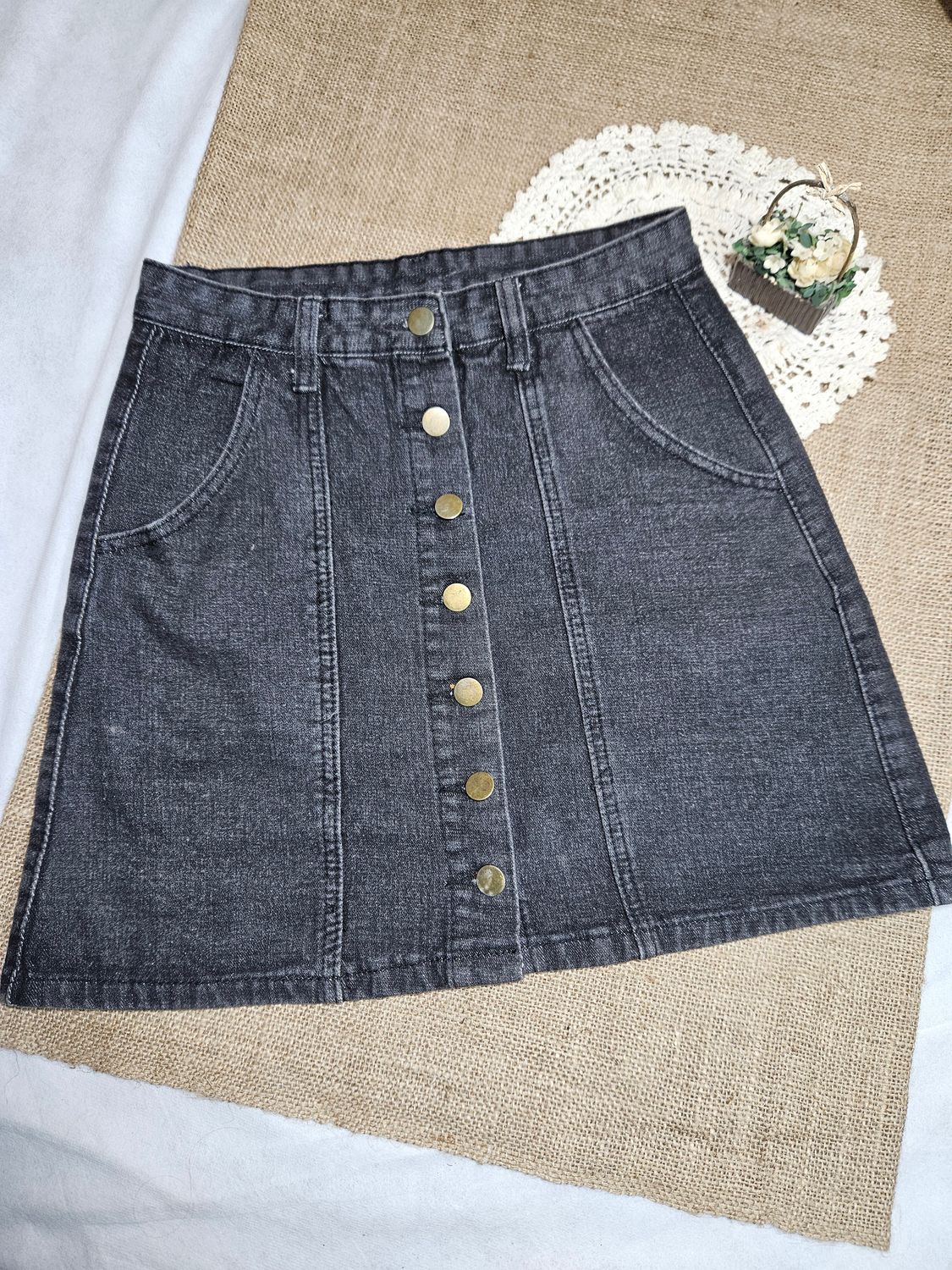 POLLERA MINI DE JEAN, CON BOTONES EN EL FRENTE. COLOR NEGRO. (NO ES ELASTIZADA). TALLE M CHICA (S)