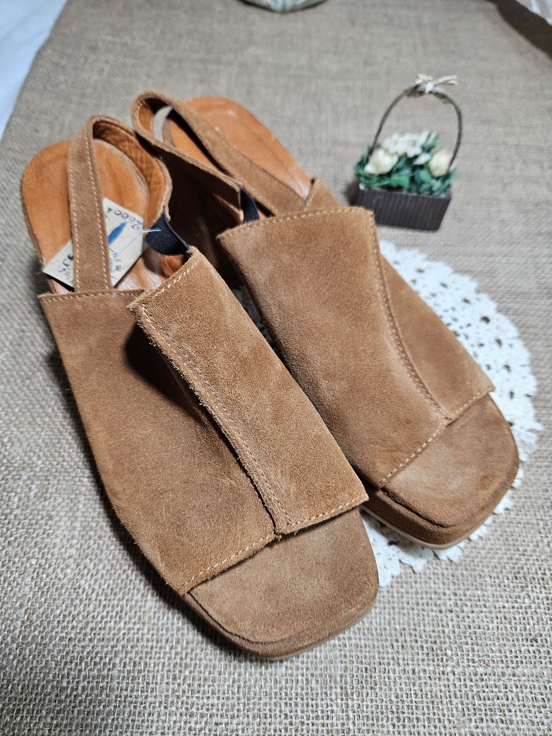 SANDALIAS DE CUERO, ESTILO SUECO, CON TACO ANCHO. COLOR WHISKY. MARCA SAVIA. TALLE 40. NUEVAS SIN USO (VALOR EN TIENDA $ 8500)