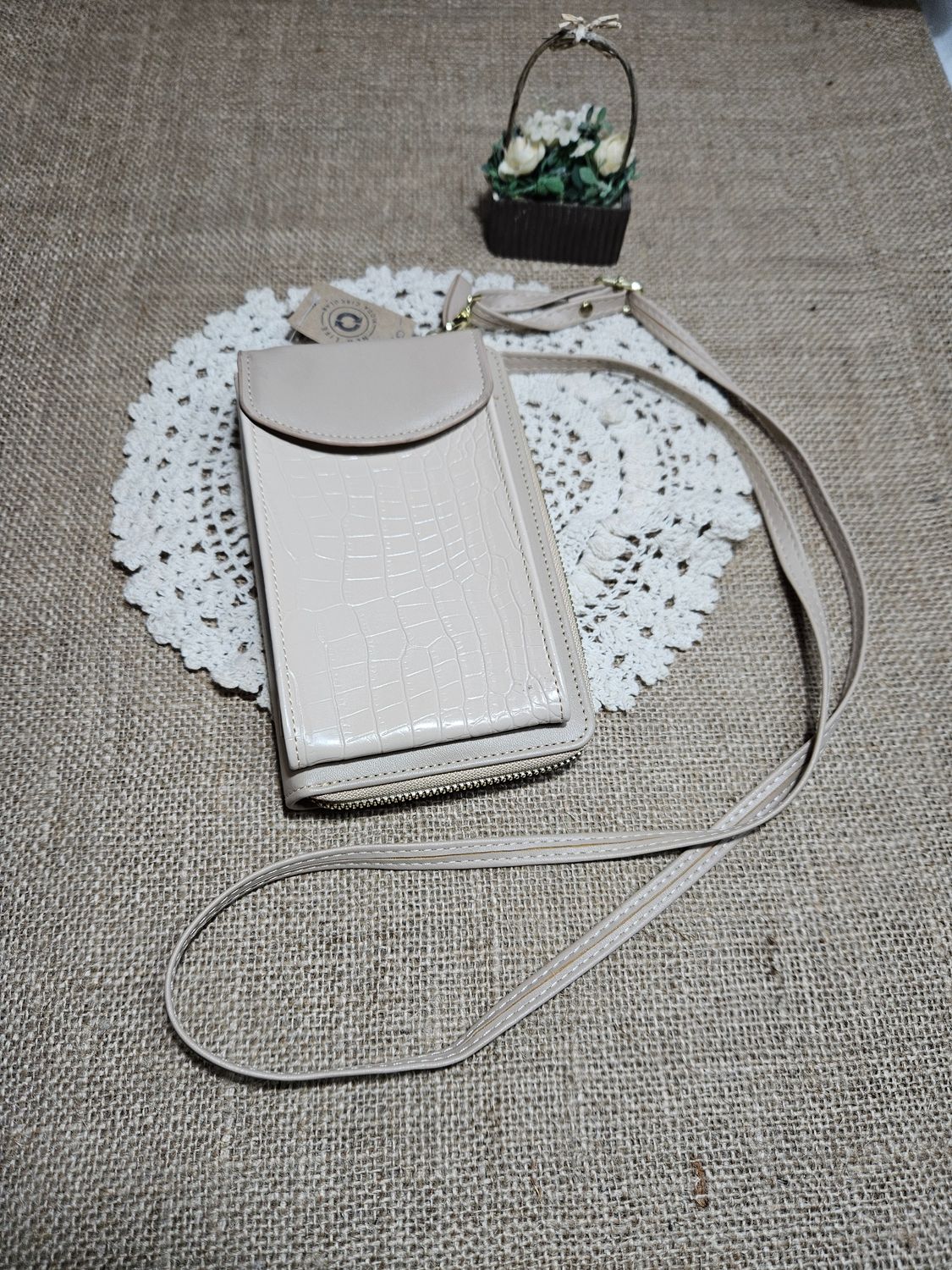 CARTERA PORTA CELULAR, CON CIERRE Y BOLSILLOS. COLOR BEIGE CON CROCO. NUEVA