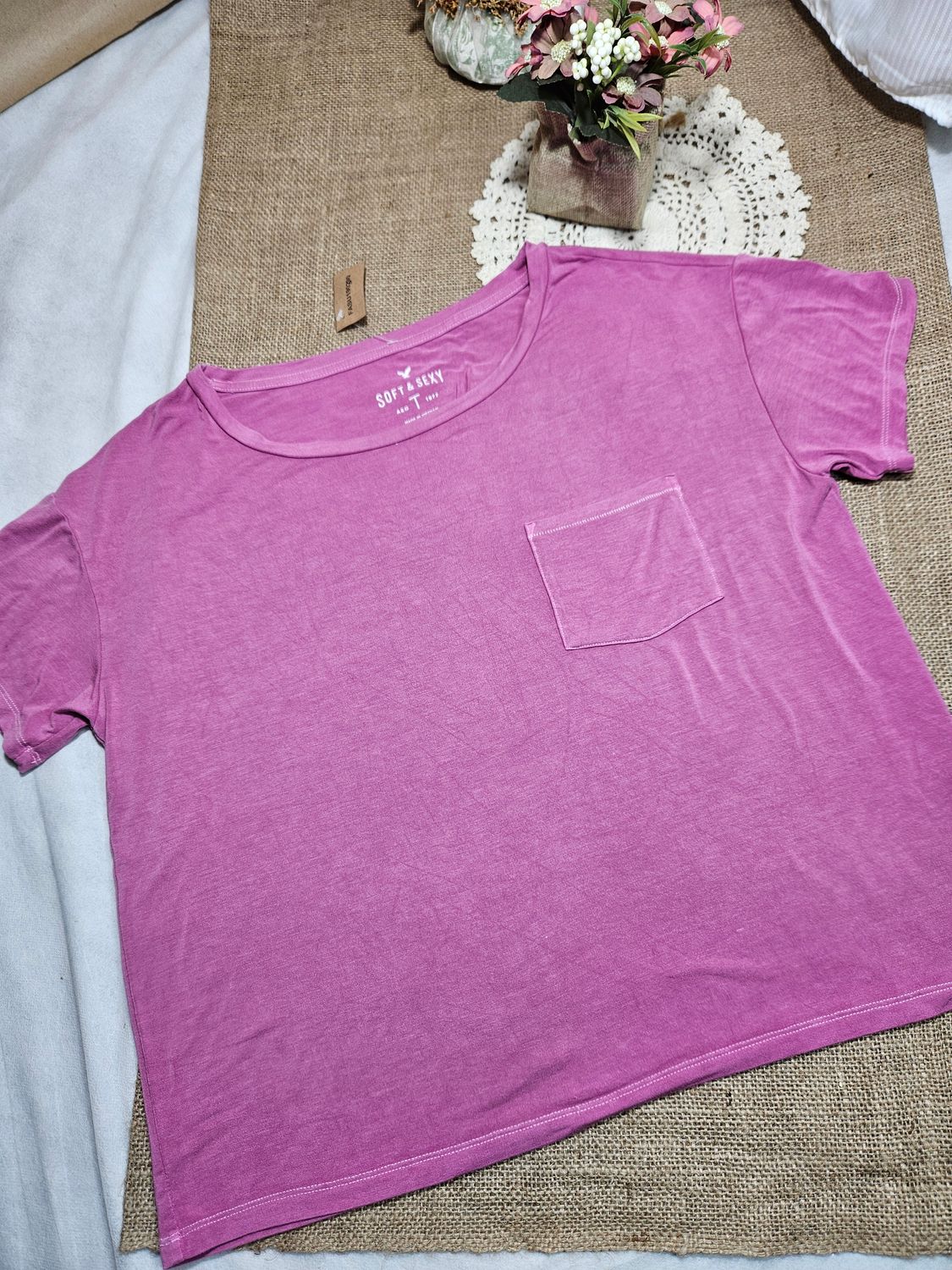 REMERA PARA DAMA. MANGA CORTA, EN MODAL. BOLSILLO. COLOR ROSA VIEJO. TALLE S