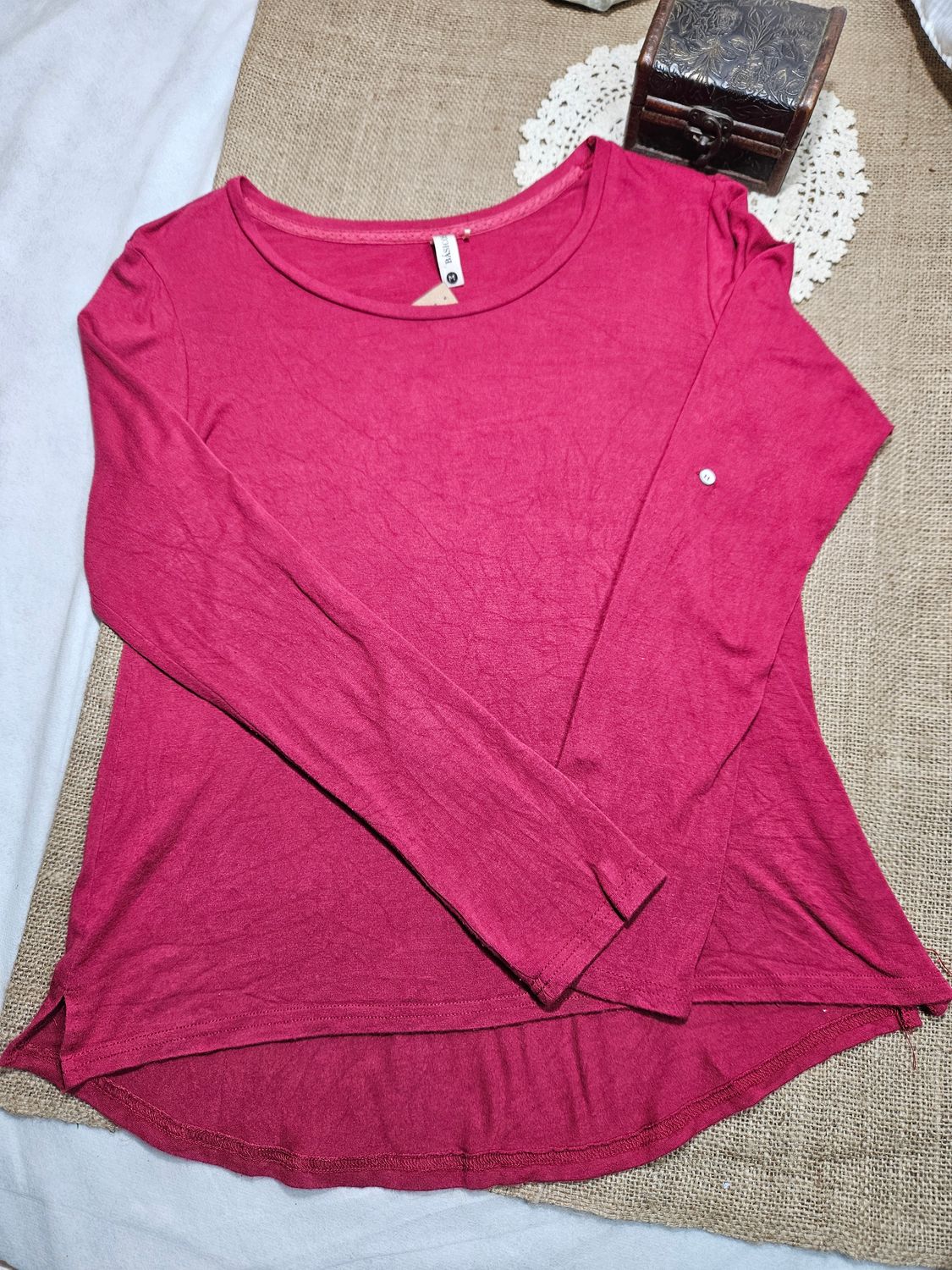 REMERA PARA DAMA, MANGA LARGA, EN MODAL, COLOR ROJO, CUELLO REDONDO. MARCA BASICOS (INDIAN), TALLE M