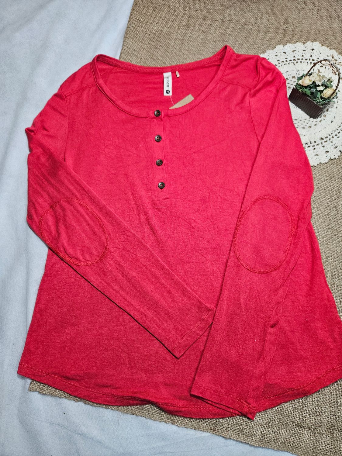 REMERA MANGA LARGA, EN ALGODÓN, CON BOTONES EN EL CUELLO. COLOR ROJO. MARCA BASICOS (INDIAN). TALLE M