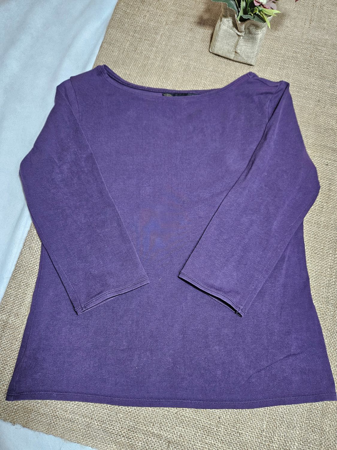 BLUSA CUELLO BOTE, MANGA 3/4. COLOR UVA. EN ALGODÓN CON LYCRA. MARCA ZARA. TALLE L (CHICO)