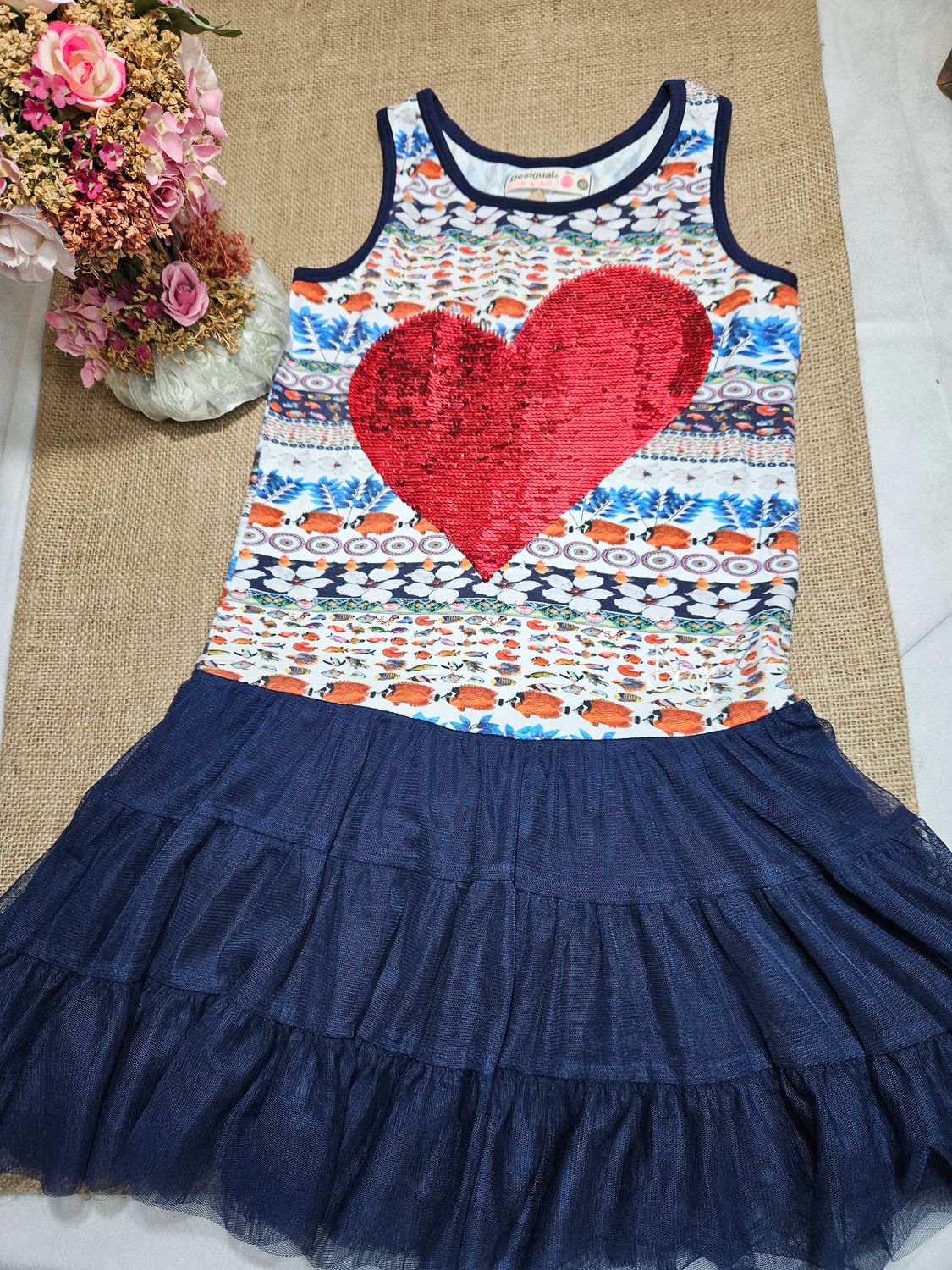 VESTIDO PARA NIÑA, SIN MANGAS, EN ALGODÓN Y TUL. CON CORAZÓN EN LENTEJUELAS. MARCA DESIGUAL. TALLE 9-10. SIN USO.