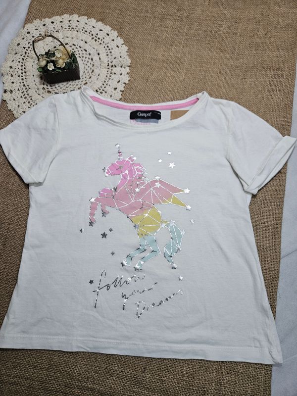 REMERA DE ALGODÓN PARA NIÑA, MANGA CORTA, CON DISEÑO UNICORNIO CON BRILLOS. COLOR BLANCA, MARCA GUAPA. TALLE 8-9