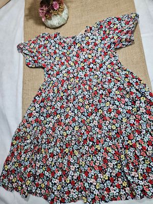 VESTIDO PARA NIÑA, EN FIBRANA, MANGA CORTA, ESTAMPADO CON FLORES. MARCA HYM. TALLE 6-7. IMPECABLE