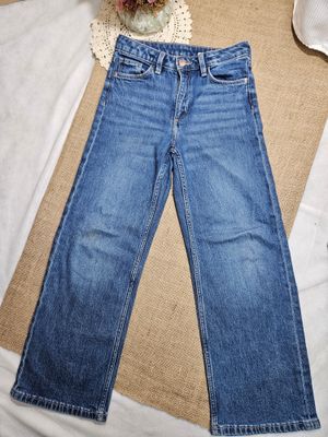 PANTALÓN DE JEAN PARA NIÑA, ANCHO, MARCA HYM. TALLE 7-8. PEQUEÑA MANCHA EN UNA RODILLA