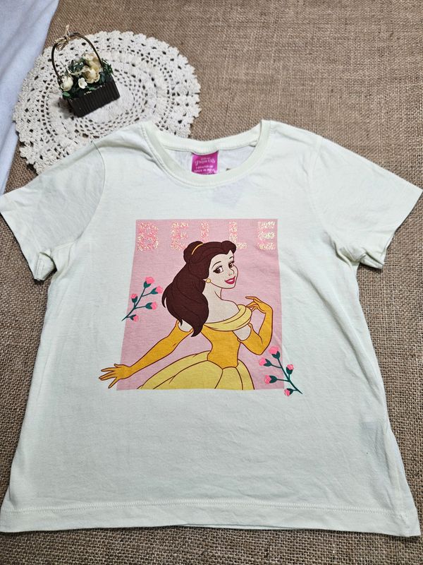 REMERA DE ALGODÓN PARA NIÑA, MANGA CORTA, DISEÑO PRINCESA BELLA DISNEY. TALLE 7-8.