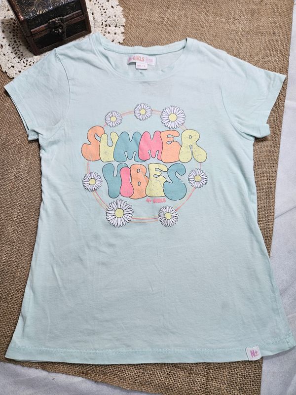 REMERA DE ALGODÓN PARA NIÑA, MANGA CORTA, VERDE AGUA, DISEÑO SUMMER. TALLE 12 CHICA
