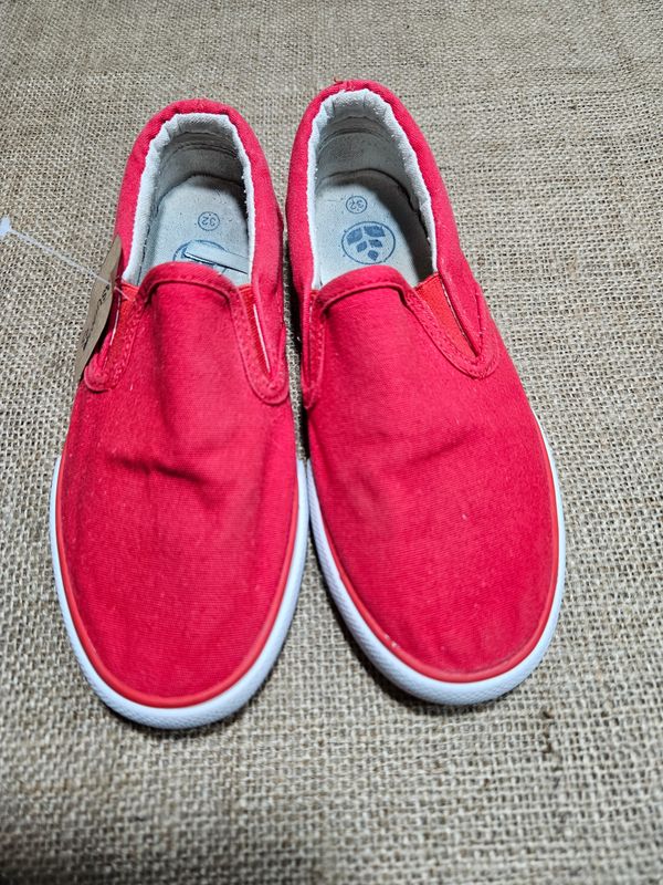 PANCHAS PARA NIÑO, COLOR ROJO, MARCA BAS, TALLE 32