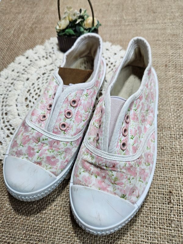 CHAMPIONES PARA NIÑA, SIN CORDONES, FLOREADOS, COLOR ROSADO. TALLE 32. MARCA AMERICAN SPORT