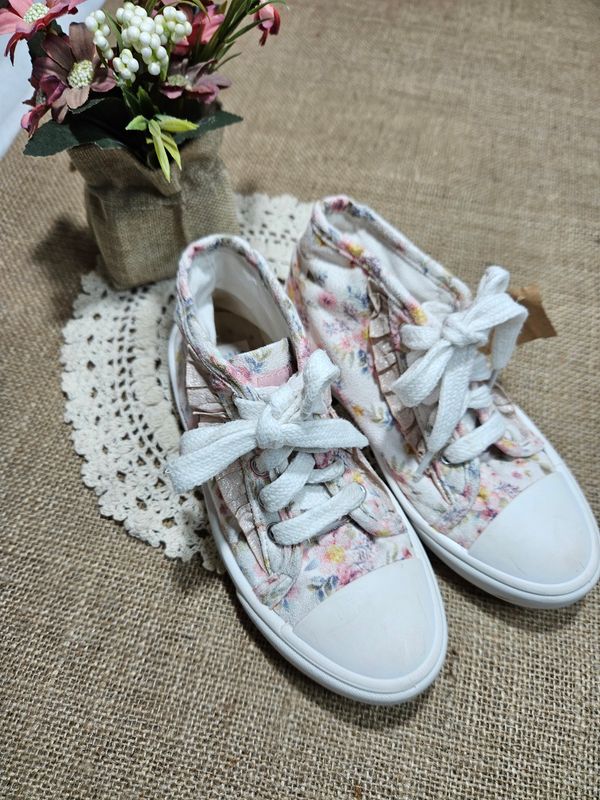 CHAMPIONES PARA NIÑA, BOTITA FLOREADA CON VOLADOS, COLOR ROSADO. MARCA MIMO &amp; CO. TALLE 31