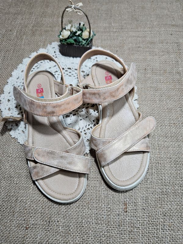 SANDALIAS PARA NIÑA, CON VELCRO. COLOR ROSA METALIZADO, MARCA GUGA, TALLE 33