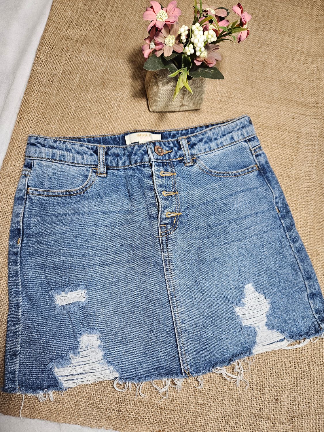 MINI DE JEAN, CON ROTURAS. MARCA FOREVER 21. TALLE 11/12