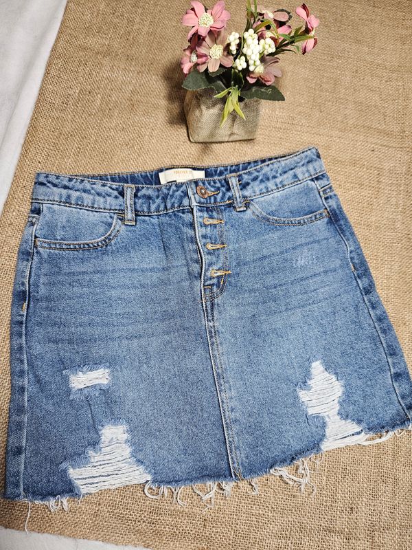 MINI DE JEAN, CON ROTURAS. MARCA FOREVER 21. TALLE 11/12