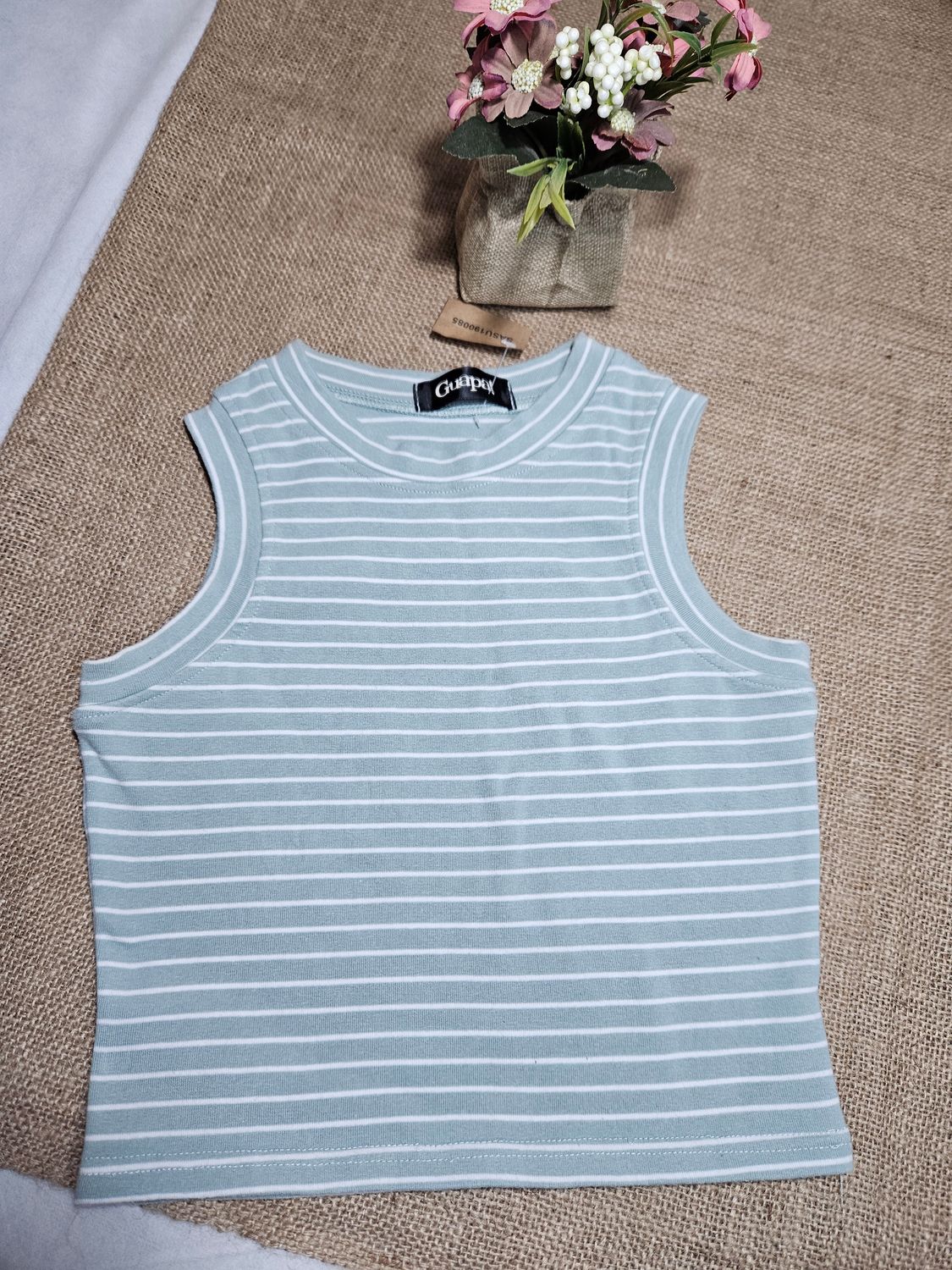TOP DE ALGODÓN GUAPA, TALLE 14. RAYADO VERDE Y BLANCO. CUELLO A LA BASE, SIN MANGAS