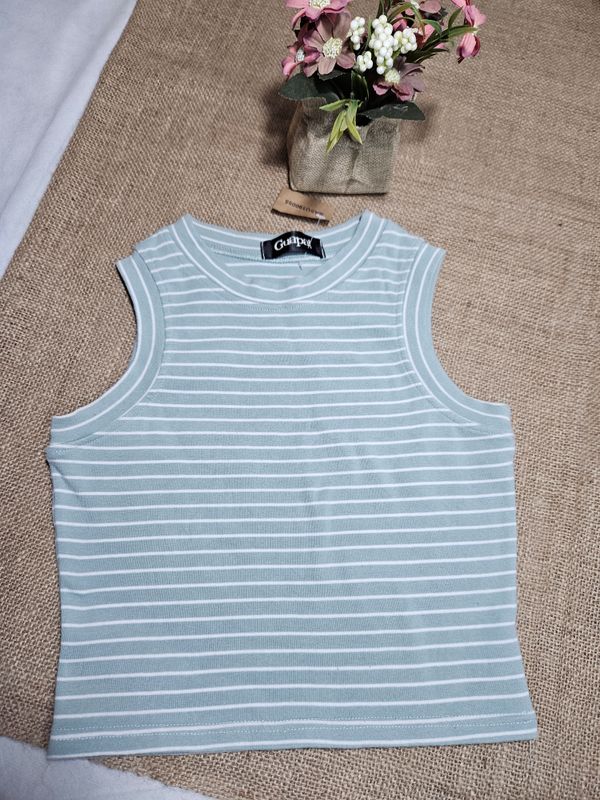 TOP DE ALGODÓN GUAPA, TALLE 14. RAYADO VERDE Y BLANCO. CUELLO A LA BASE, SIN MANGAS
