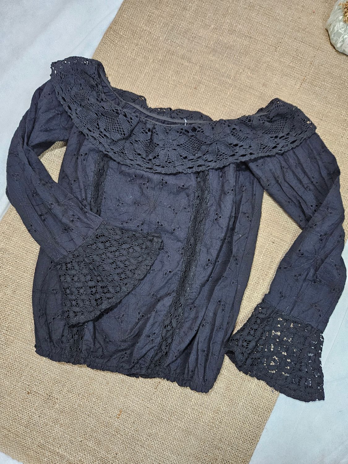 BLUSA MANGA LARGA, PARA DAMA, EN CRUNI, CON CUELLO BOTE, Y VOLADO EN CUELLO. COLOR NEGRO. TALLE S