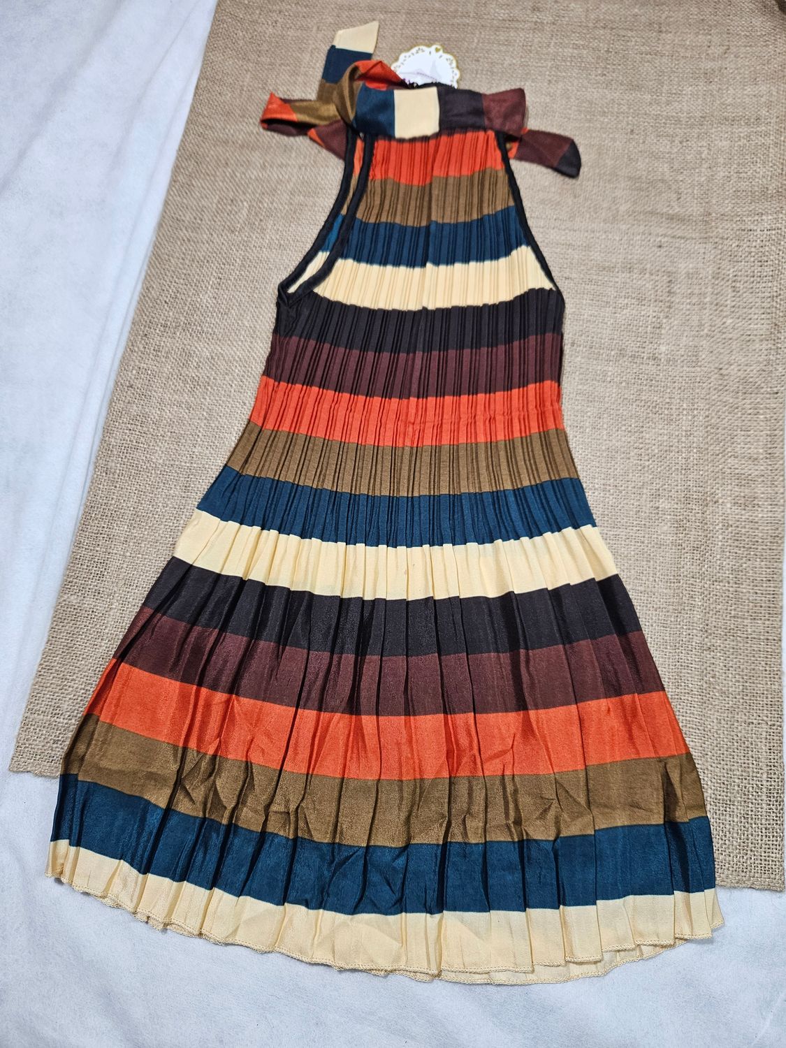 BLUSA PARA DAMA, DRAPEADA, CON CUELLO ALTO, CON LAZO, SIN HOMBROS. RAYADA. TALLE S. NUEVA CON ETIQUETA.